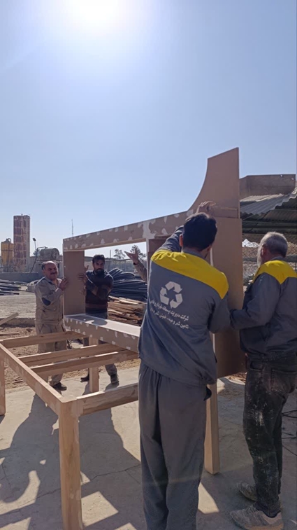 آماده‌سازی غرفۀ شهرداری خمینی‌شهر در نمایشگاه بین‌المللی گردشگری 