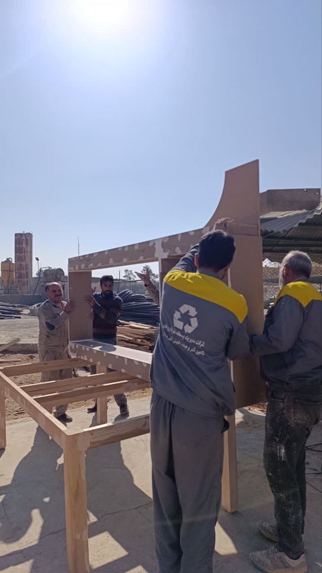 آماده‌سازی غرفۀ شهرداری خمینی‌شهر در نمایشگاه بین‌المللی گردشگری 